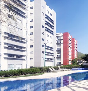 Alberca al aire libre y alberca climatizada