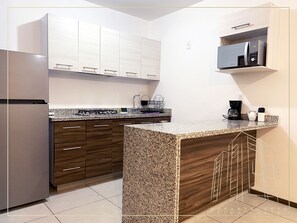 Refrigerador, microondas, parrilla de estufa y cafetera y tetera 