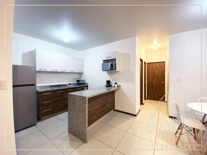 Refrigerador, microondas, parrilla de estufa y cafetera y tetera 