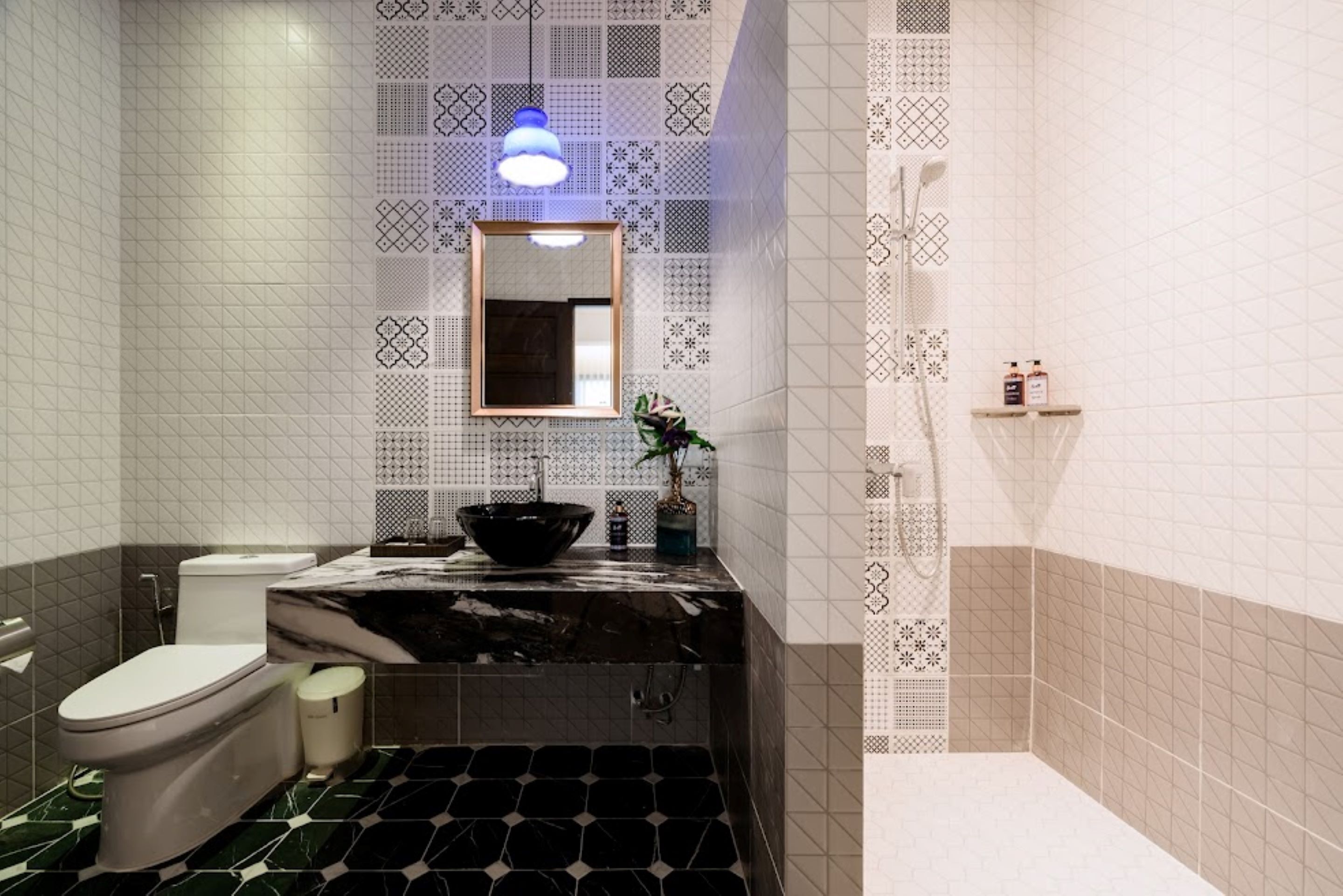 Ein Badezimmer mit Toilette, Waschbecken und Dusche.