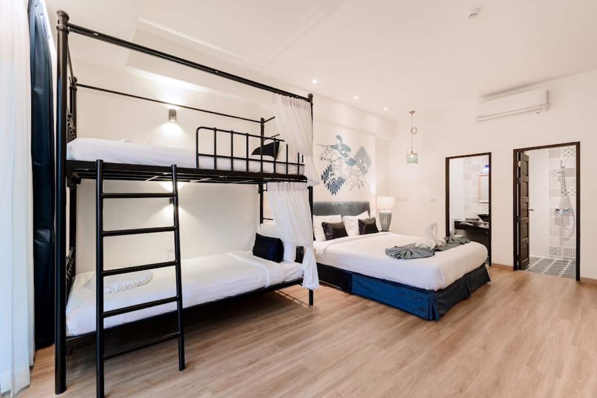Habitación cuádruple familiar | Caja fuerte, wifi gratis, ropa de cama