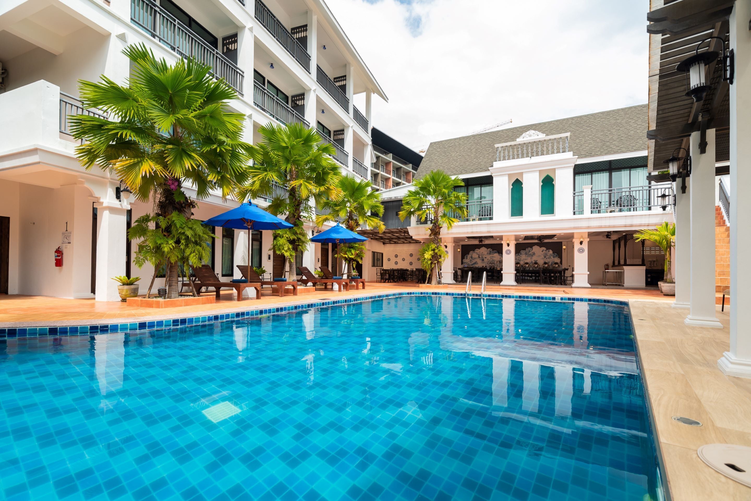 حمّام سباحة خارجي