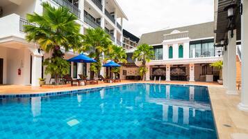 Una piscina al aire libre