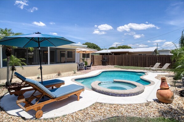 Una piscina al aire libre, una piscina climatizada