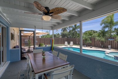 Sunshine Villa Paradise - 4 min to the Beach with Heated Pool