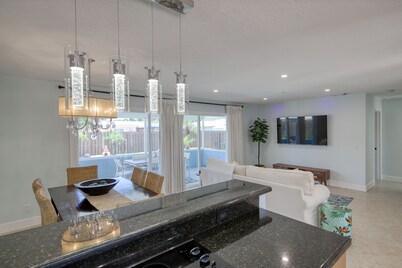 Paradise 4 min to Beach with Heated Pool and Spa