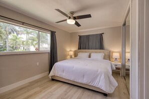 3 bedrooms, desk, iron/ironing board, travel cot