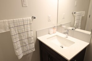 Duschwanne, Haartrockner, Handtücher, Seife