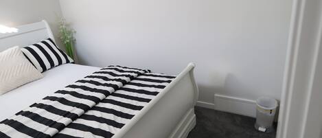 Iron/ironing board, WiFi, bed sheets