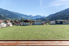 Property grounds - Apartment 'Oberangerhof' with Mountain View, Garden & Wi-Fi (Kaltenbach)
