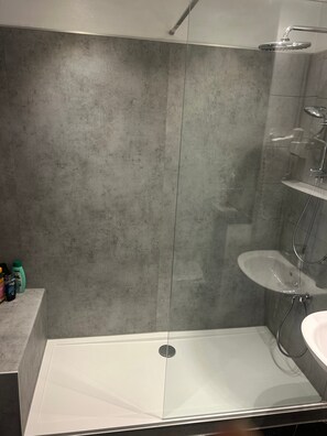 Baignoire, sèche-cheveux, serviettes fournies