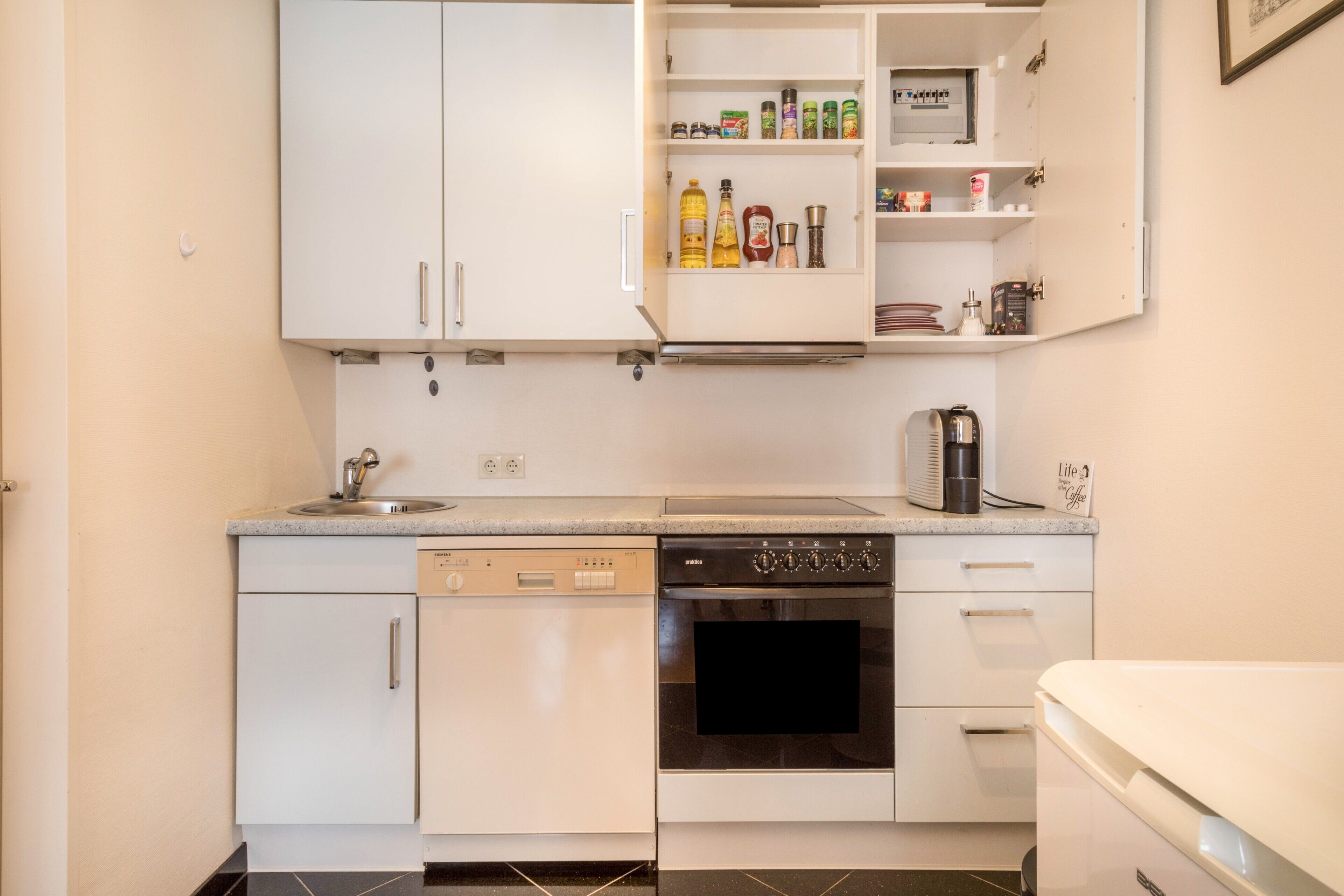 冷蔵庫、電子レンジ、オーブン、コンロ