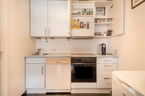 Fridge, microwave, oven, stovetop - Holiday Apartment Rathausplatz (Kempten)