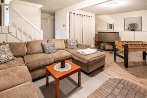 智能电视、桌上足球