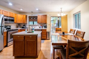 Fridge, microwave, oven, stovetop - *Pet Friendly* Ski Camelback Waterpark Hiking  Casino & Shopping! Easy check out (East Stroudsburg)