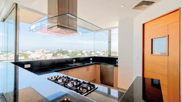 Appartement | Privékeuken | Een koelkast/vriezer, een magnetron, een oven, een kookplaat