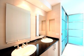 Apartment | Bathroom | Shower, rainfall showerhead, hair dryer, towels - Terra Residencial by Vecino Stays (Veracruz)