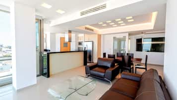 Departamento, 4 habitaciones (Tipo A) | Sala de estar | Televisión de 55 pulgadas con canales digitales y Netflix