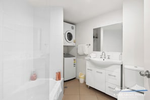 Combined shower/bathtub, hair dryer, towels, soap - Lovely 3 Bedroom, 2 Level Unit with Wi-fi & Pool close to Transport (Kangaroo Point)