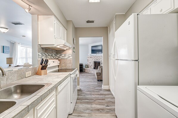 Fridge, microwave, oven, stovetop - Coastal Bend condo with pool, boat slips, & fishing dock - walk to beach (Corpus Christi)