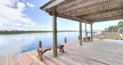 Coastal Bend condo with pool, boat slips, & fishing dock - walk to beach
