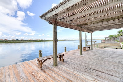 Coastal Bend condo with pool, boat slips, & fishing dock - walk to beach