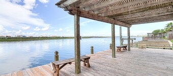 Coastal Bend condo with pool, boat slips, & fishing dock - walk to beach
