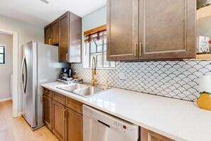 Kjøleskap, mikrobølgeovn, ovn og kokeplater