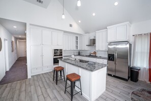 Private kitchen - Cheerful home with Arcade near Downtown/Med Ctr (Houston)