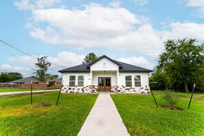 Exterior - Cheerful home with Arcade near Downtown/Med Ctr (Houston)