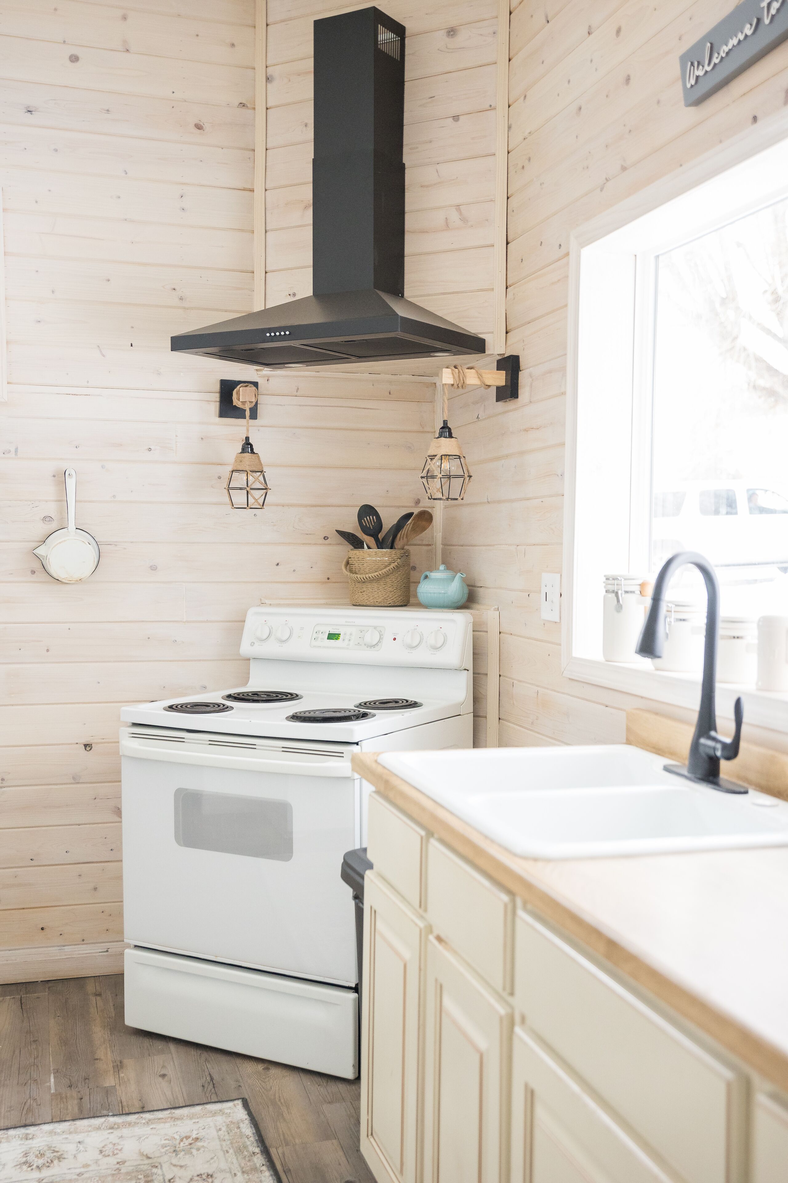 Luxurious country home+ river + petting zoo + sleep number beds + massage chair.