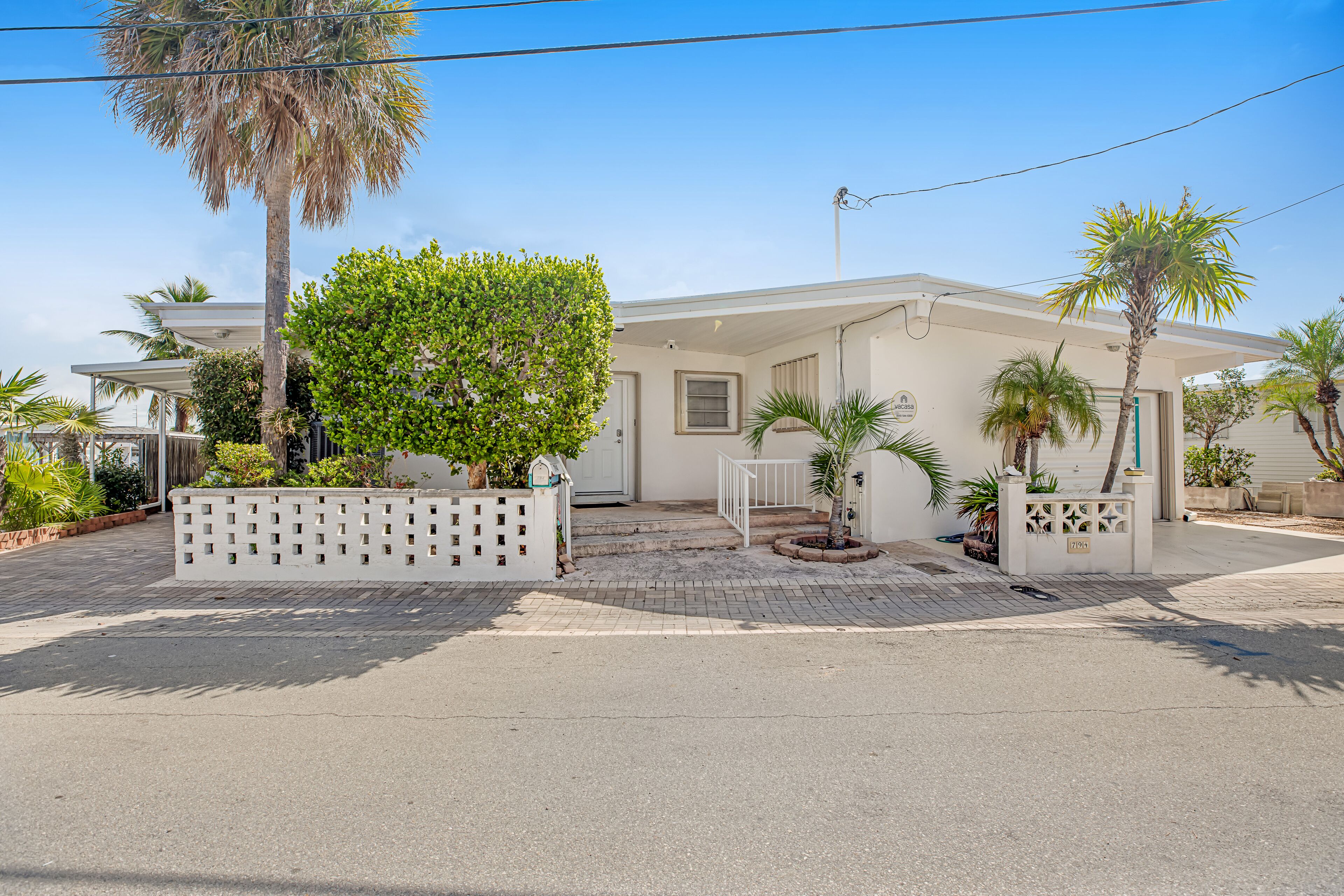 Dreamy waterfront getaway with private pool, kayak, bikes, fast WiFi & gas grill