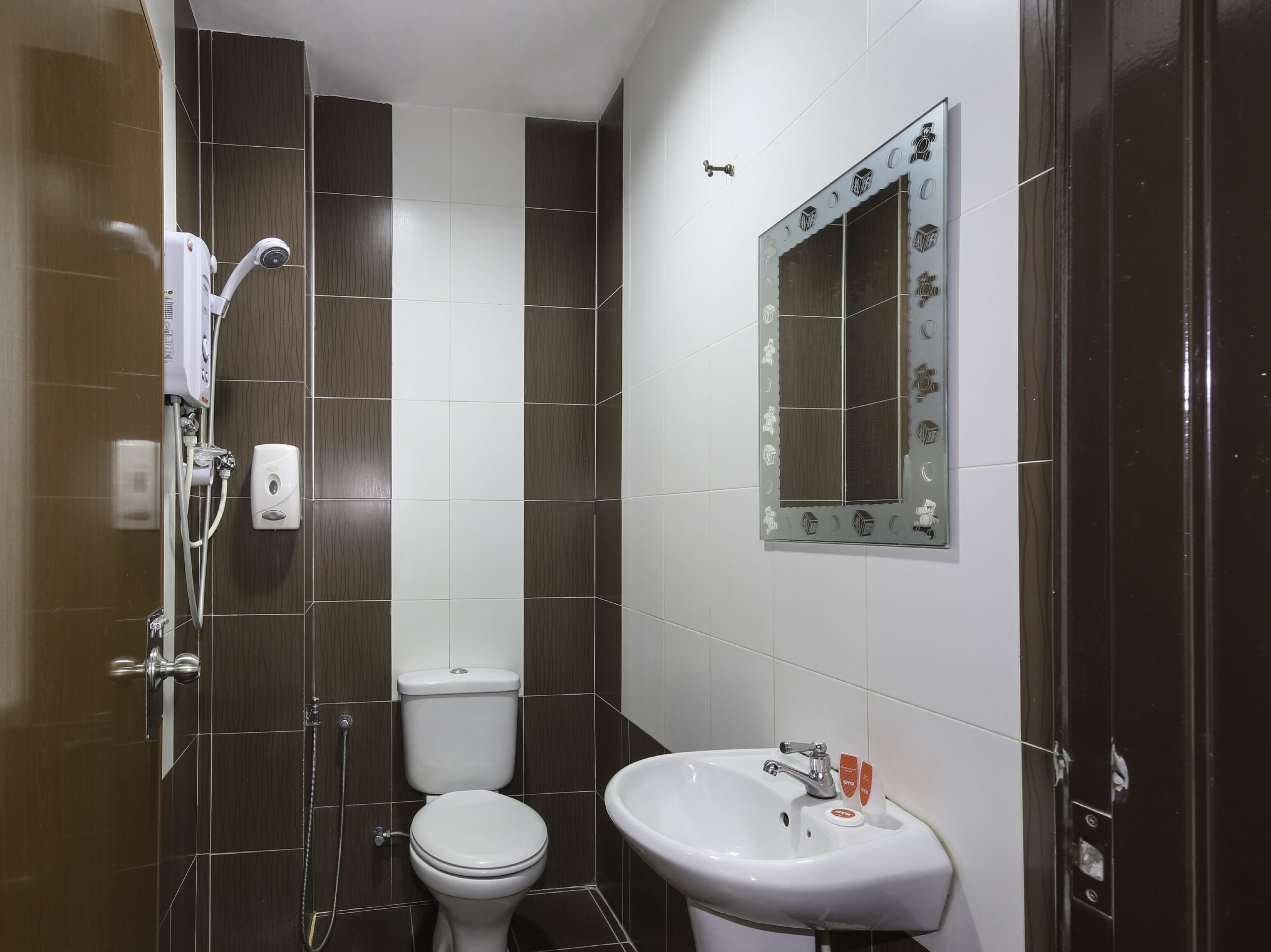 family suite | bathroom | shower, towels