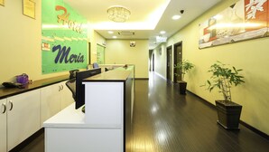 A hotel reception area with a counter, a chandelier, and potted plants. - Collection O Shah Alam Formerly Hotel SMC Seksyen 13 (Shah Alam)