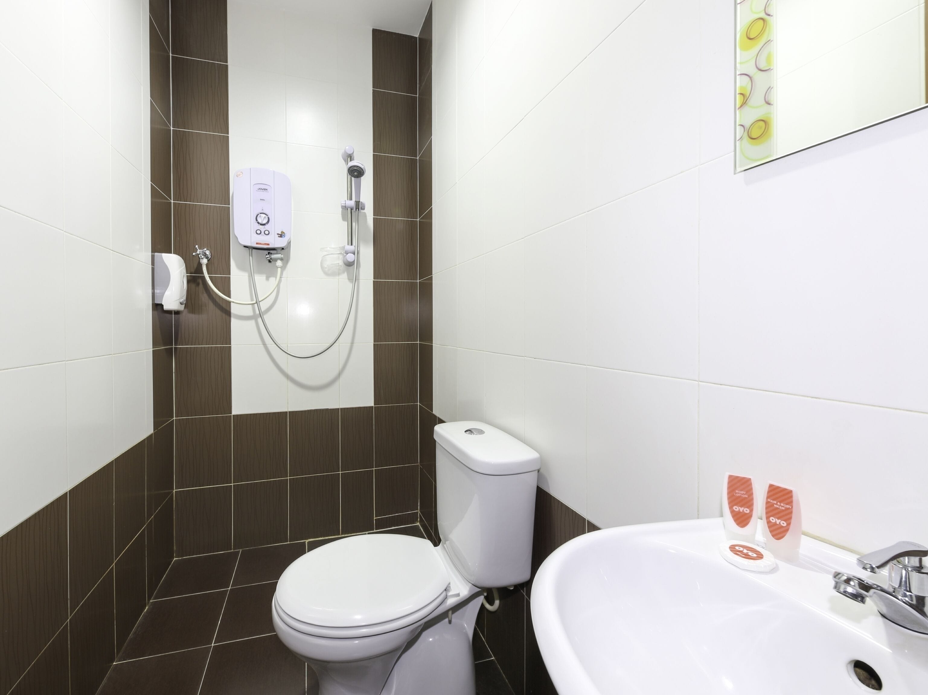 standard double room | bathroom | shower, towels