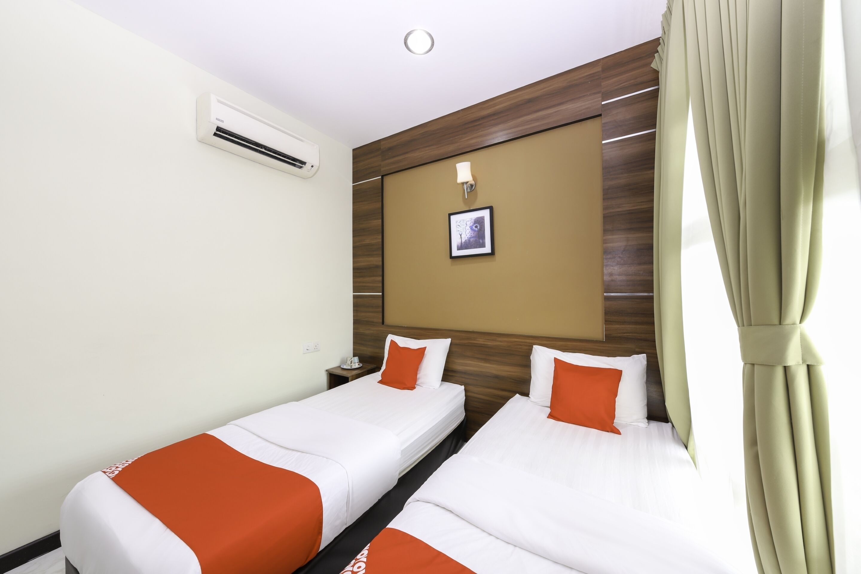 standard twin room | bed sheets