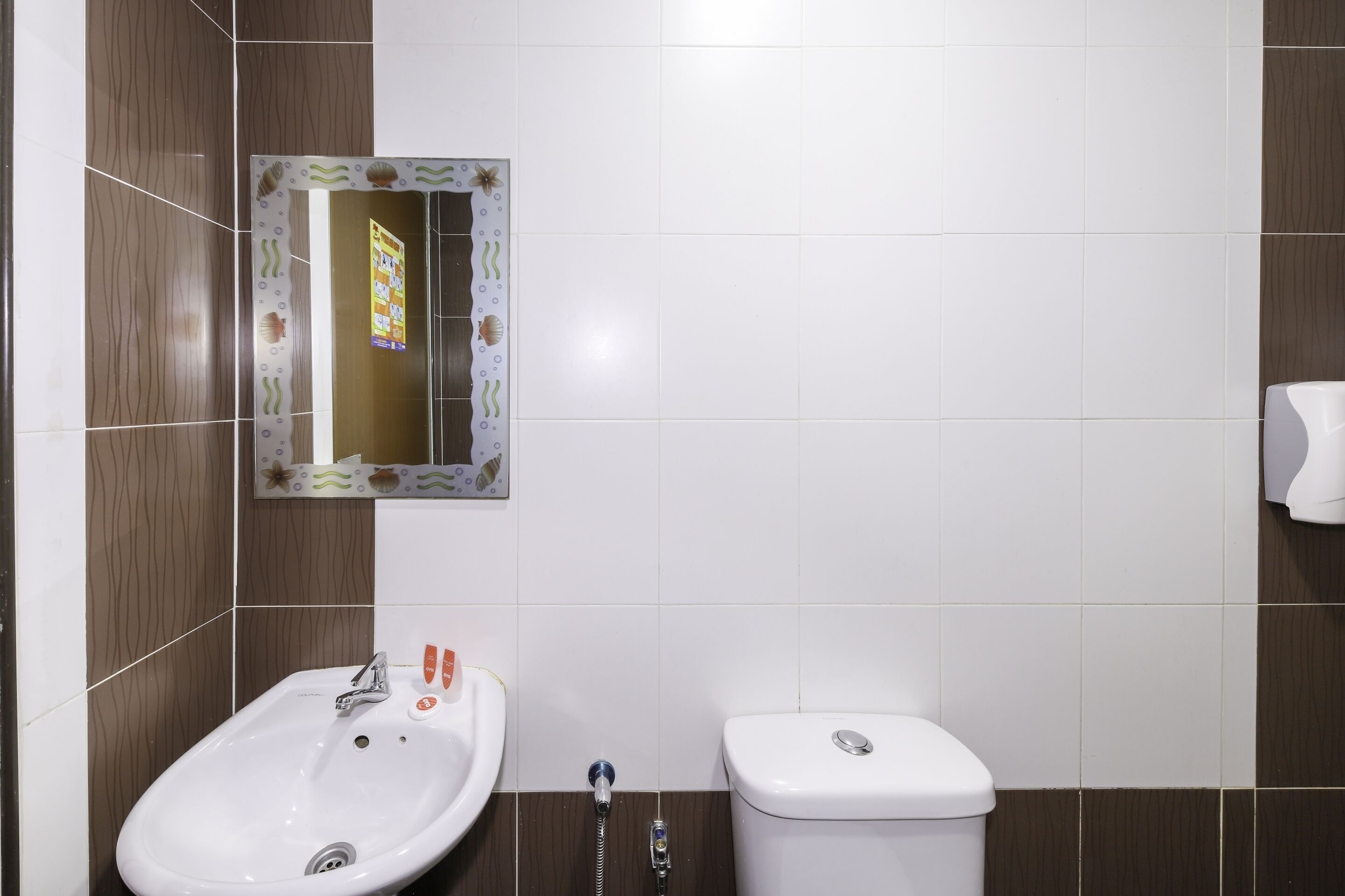 standard twin room | bathroom | shower, towels