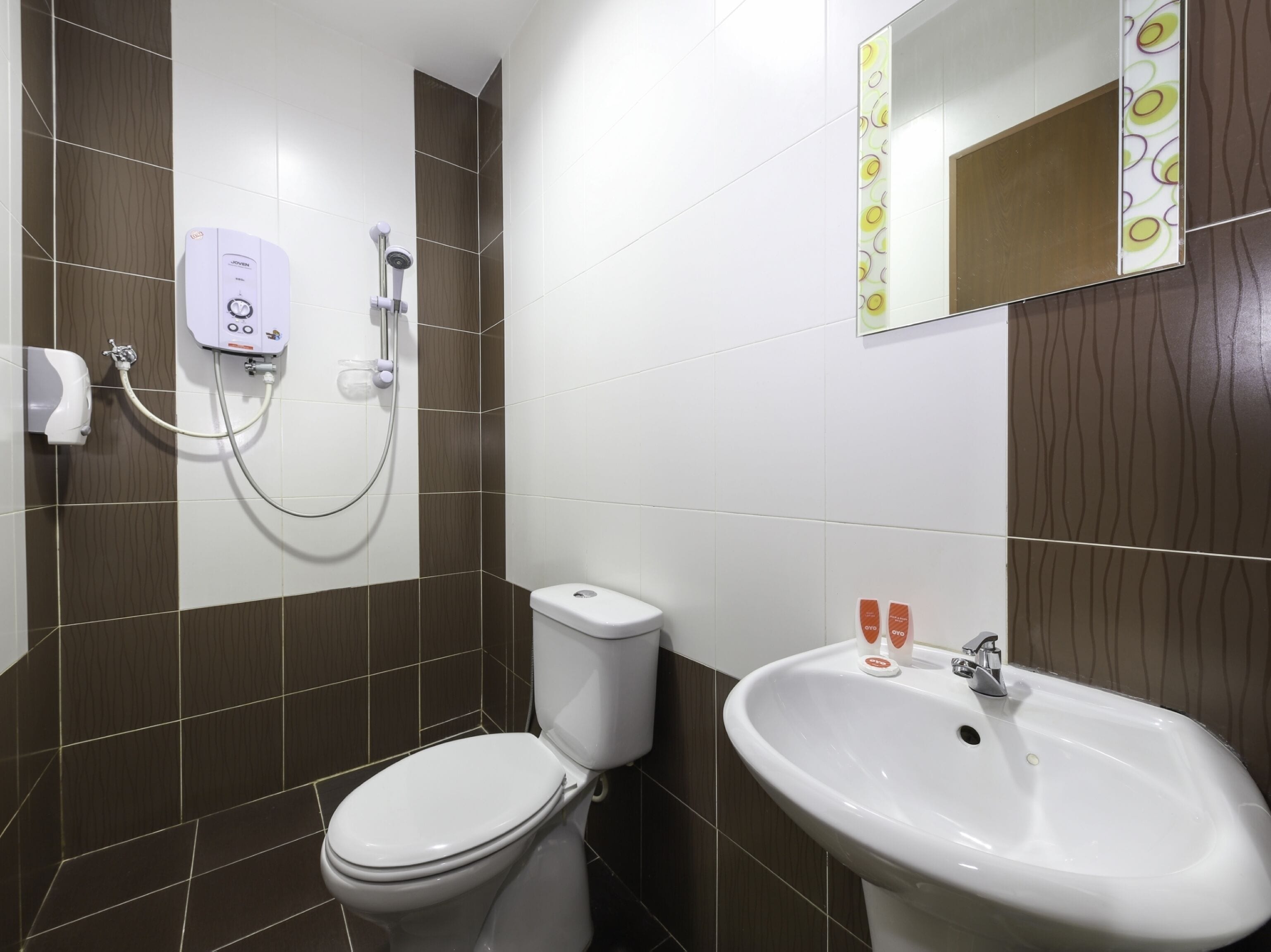 standard double room | bathroom | shower, towels