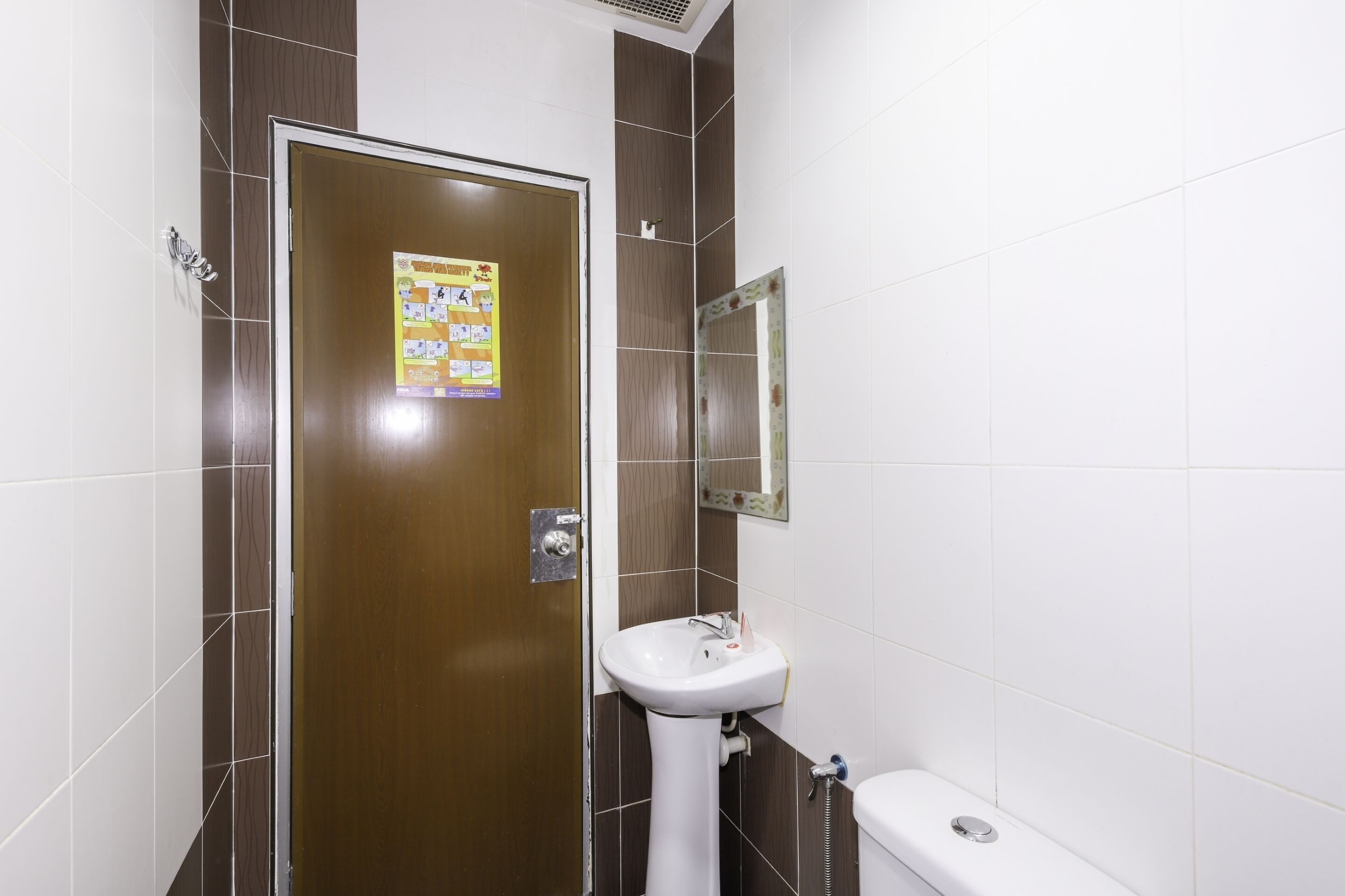 standard twin room | bathroom | shower, towels