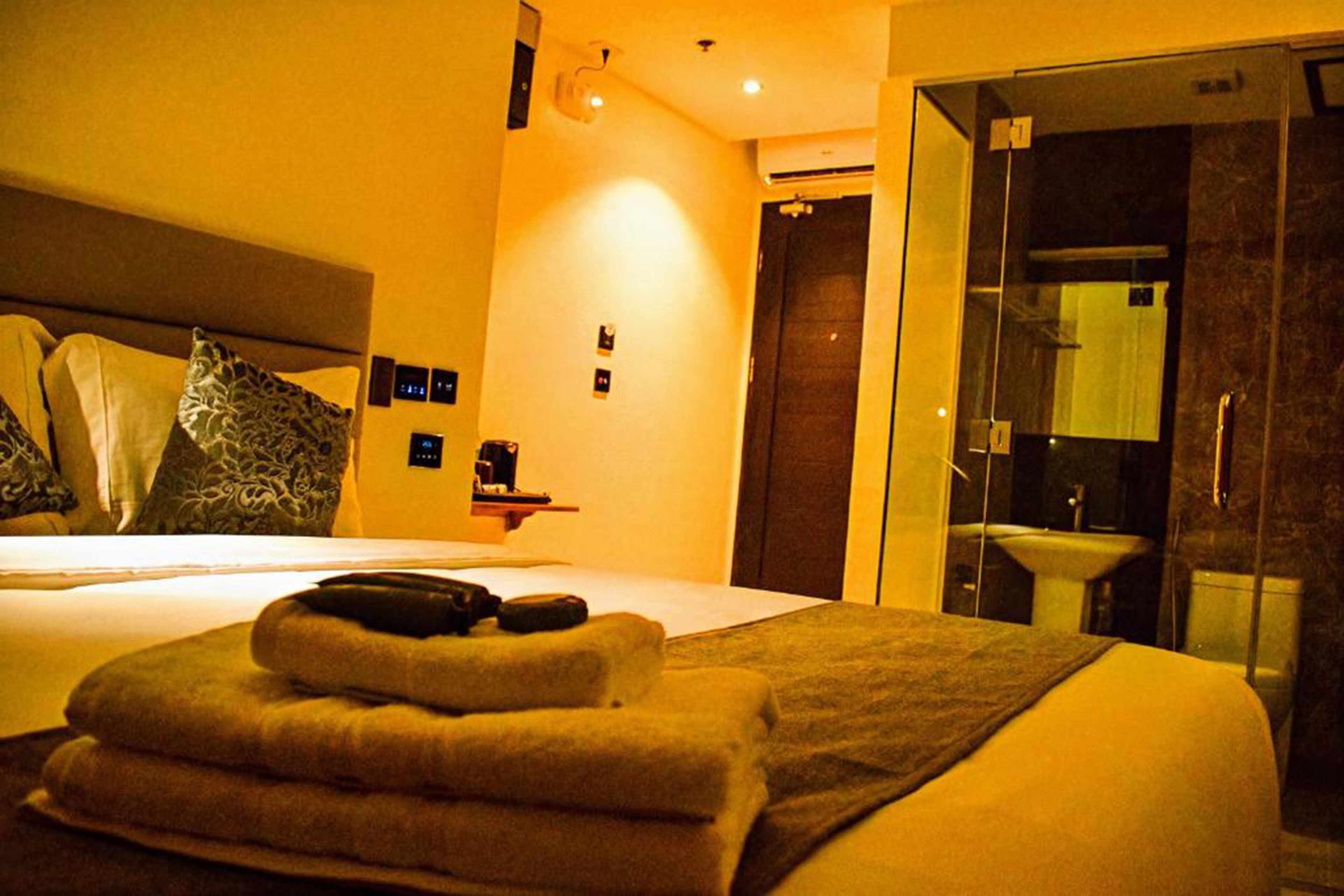 Deluxe Queen, Partial City/Seaview with Free Airport Transfer | Egyptian cotton sheets, premium bedding, pillowtop beds