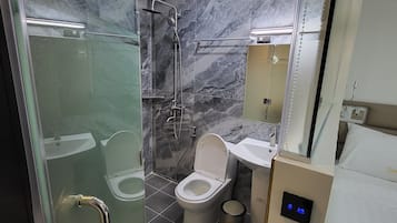 Suihku, ilmaiset hygieniatuotteet, hiustenkuivaaja, tohvelit