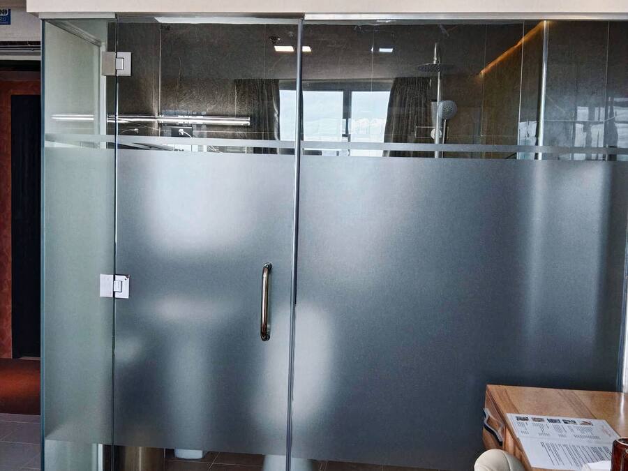 Pancuran mandi, kelengkapan dandanan diri percuma, pengering rambut