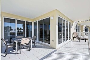 Outdoor dining - The Crescent 117 Beach service included in season! (Destin)