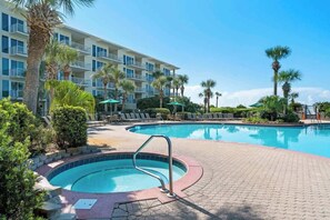 A heated pool - The Crescent 117 Beach service included in season! (Destin)