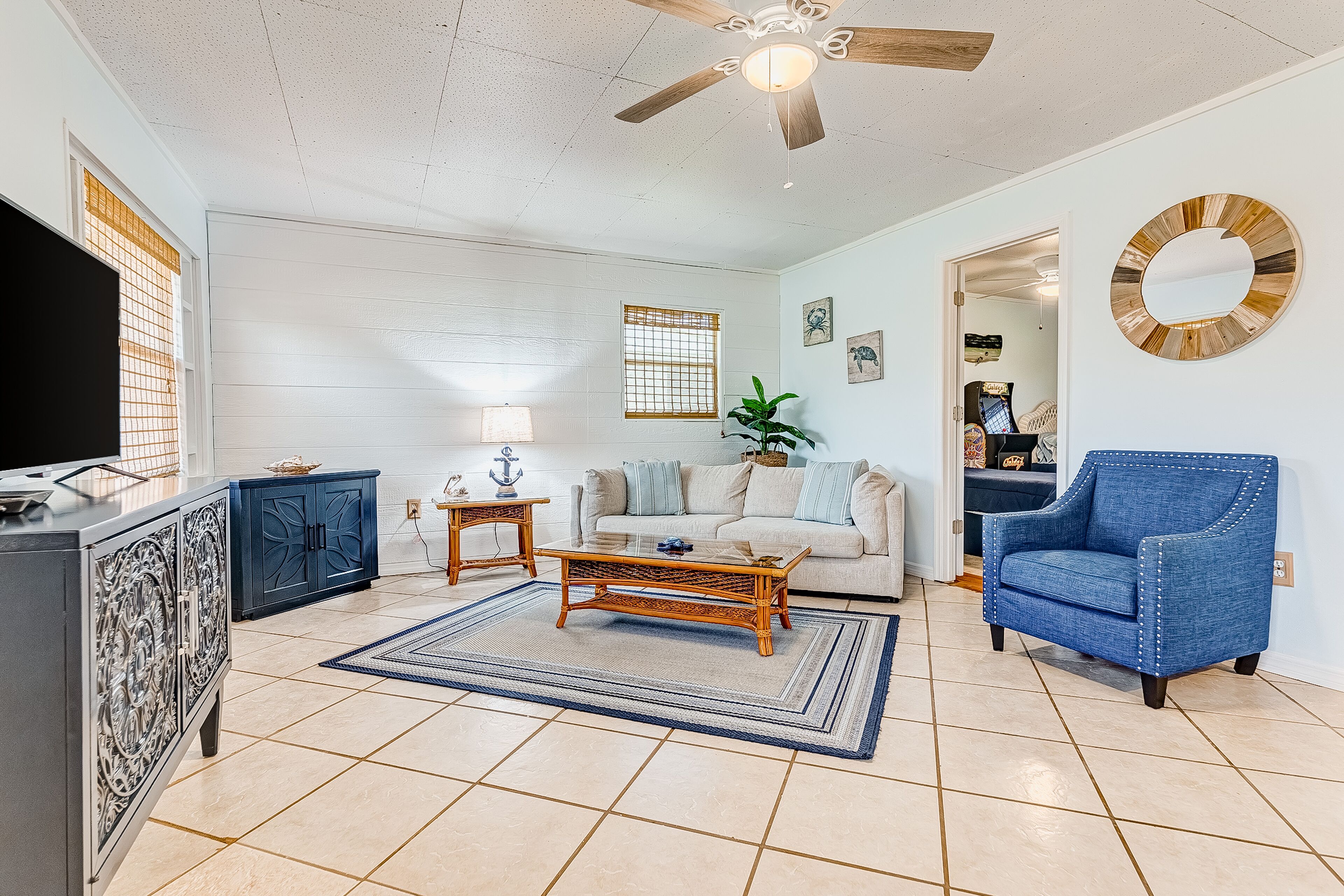 Charming, beachy cottage with a full kitchen, central AC, & washer/dryer