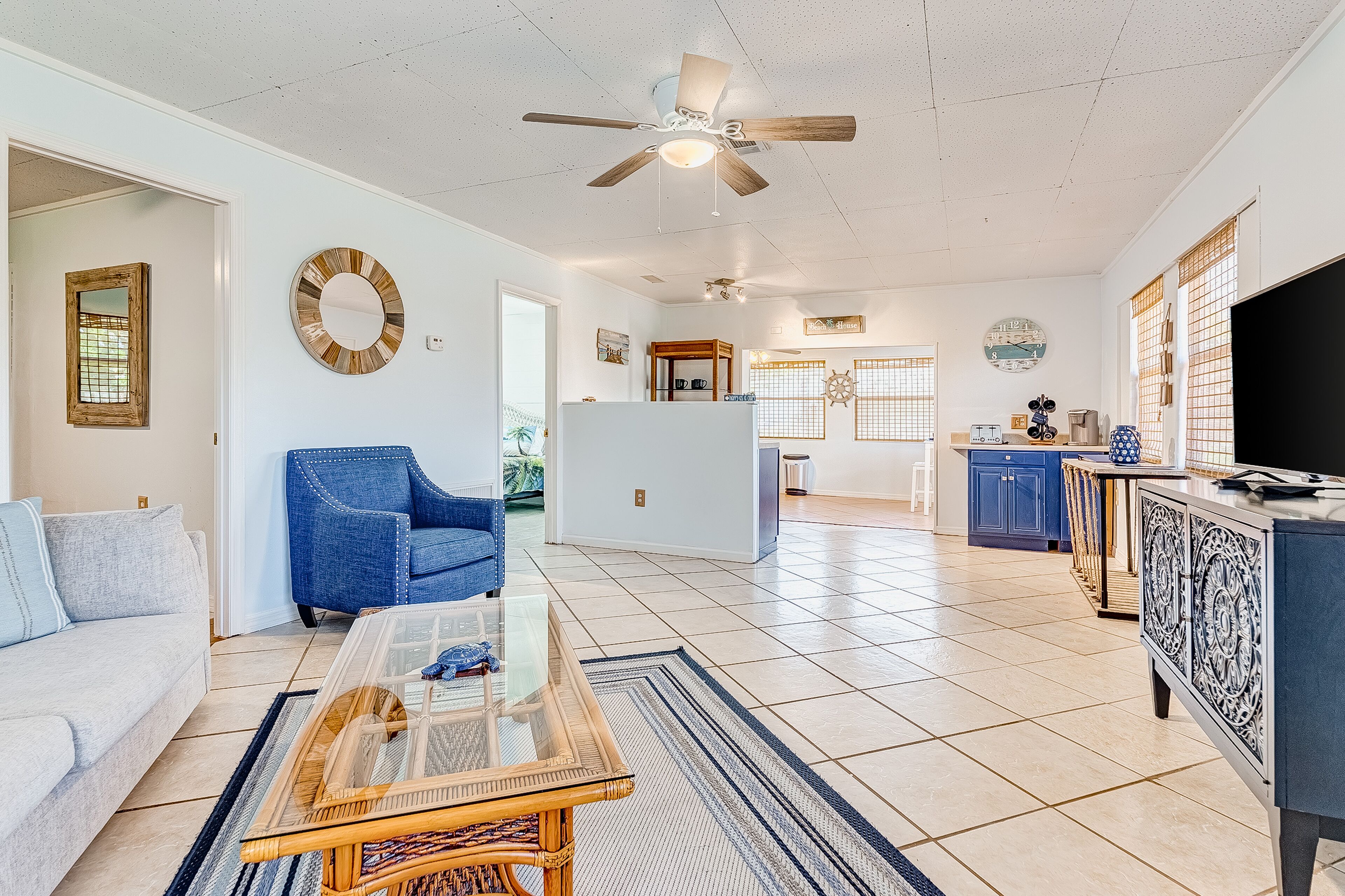 Charming, beachy cottage with a full kitchen, central AC, & washer/dryer