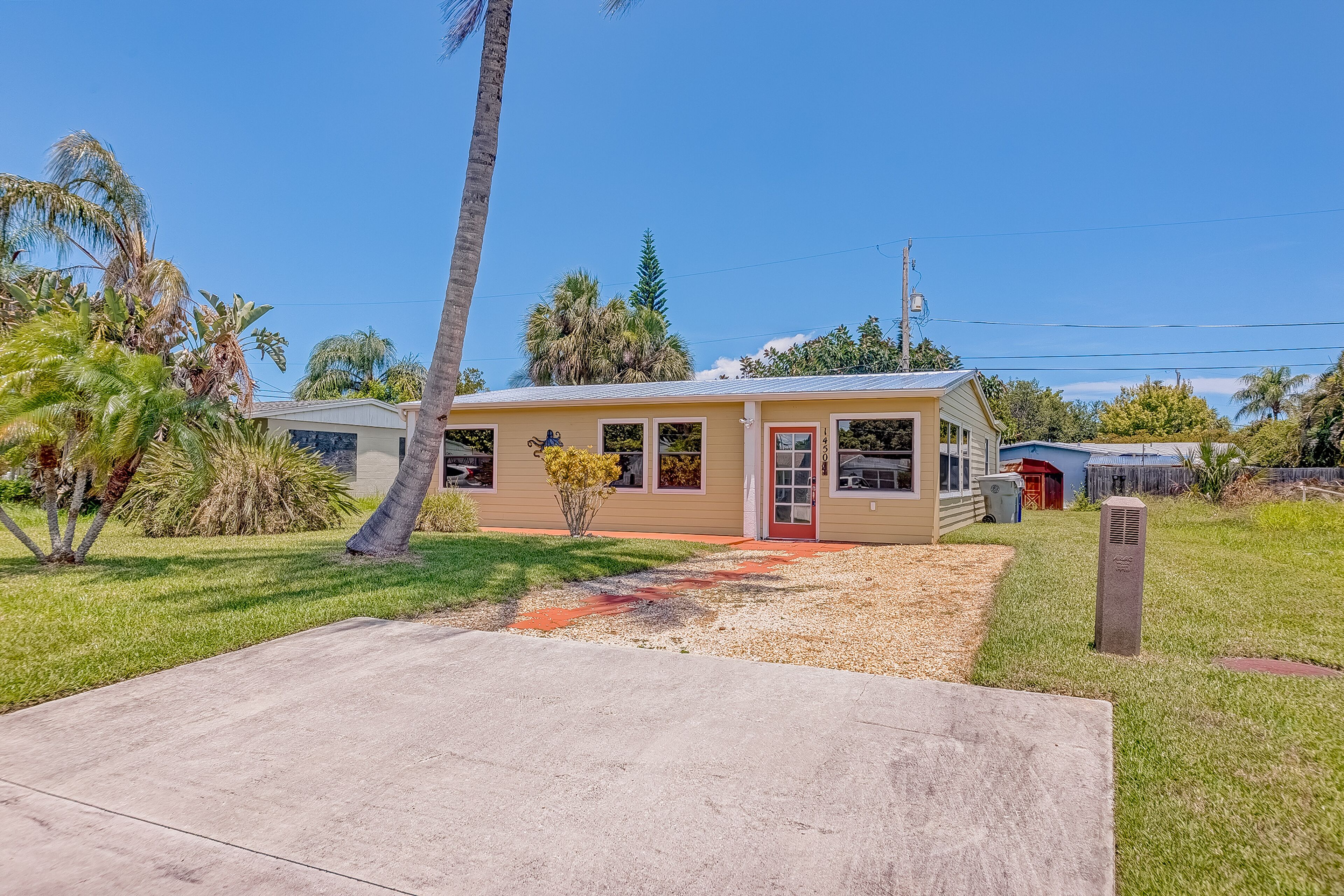 Charming, beachy cottage with a full kitchen, central AC, & washer/dryer