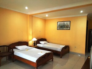 Habitación Deluxe con 2 camas individuales | Colchones con acolchado adicional y escritorio