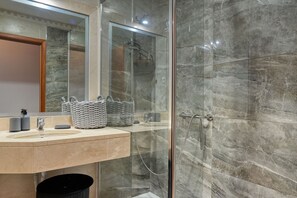 Shower, hair dryer, bidet, towels - Forum Escape, a Home in Madeira (Funchal)