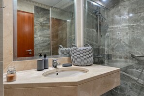 Doccia, asciugacapelli, bidet, asciugamani